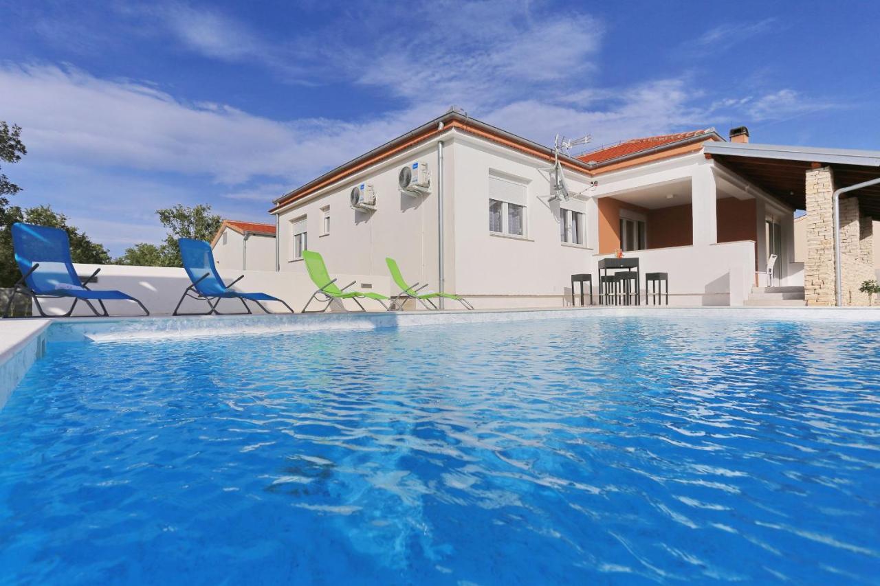 Holidayhouse Alirio With Heated Pool. Vrsi Kültér fotó