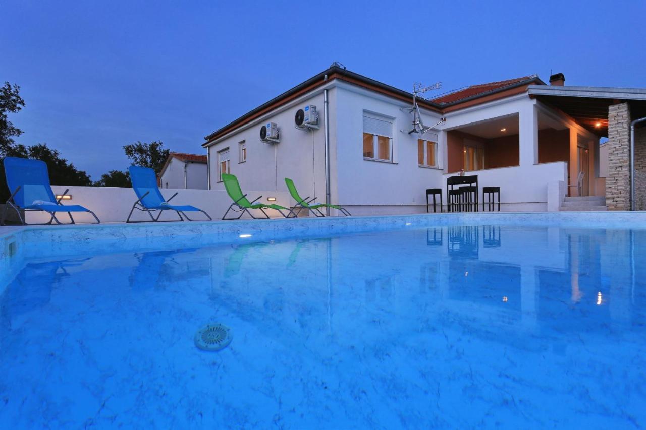 Holidayhouse Alirio With Heated Pool. Vrsi Kültér fotó