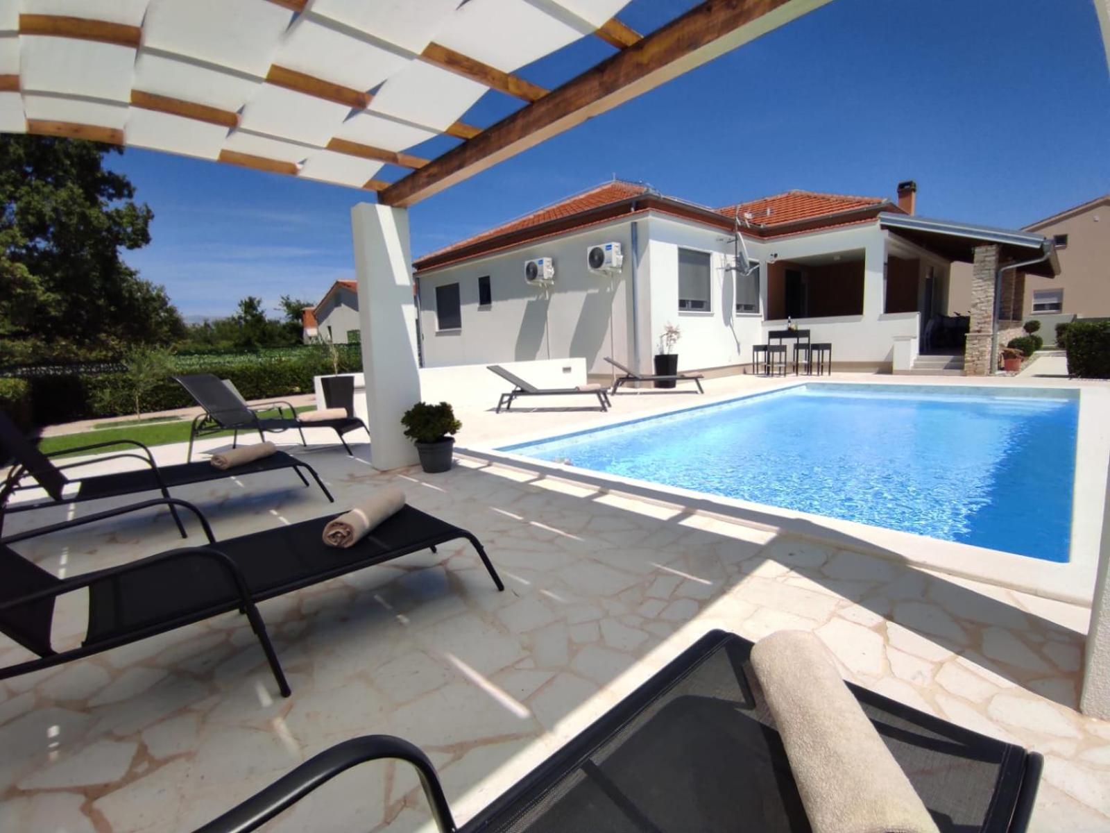 Holidayhouse Alirio With Heated Pool. Vrsi Kültér fotó