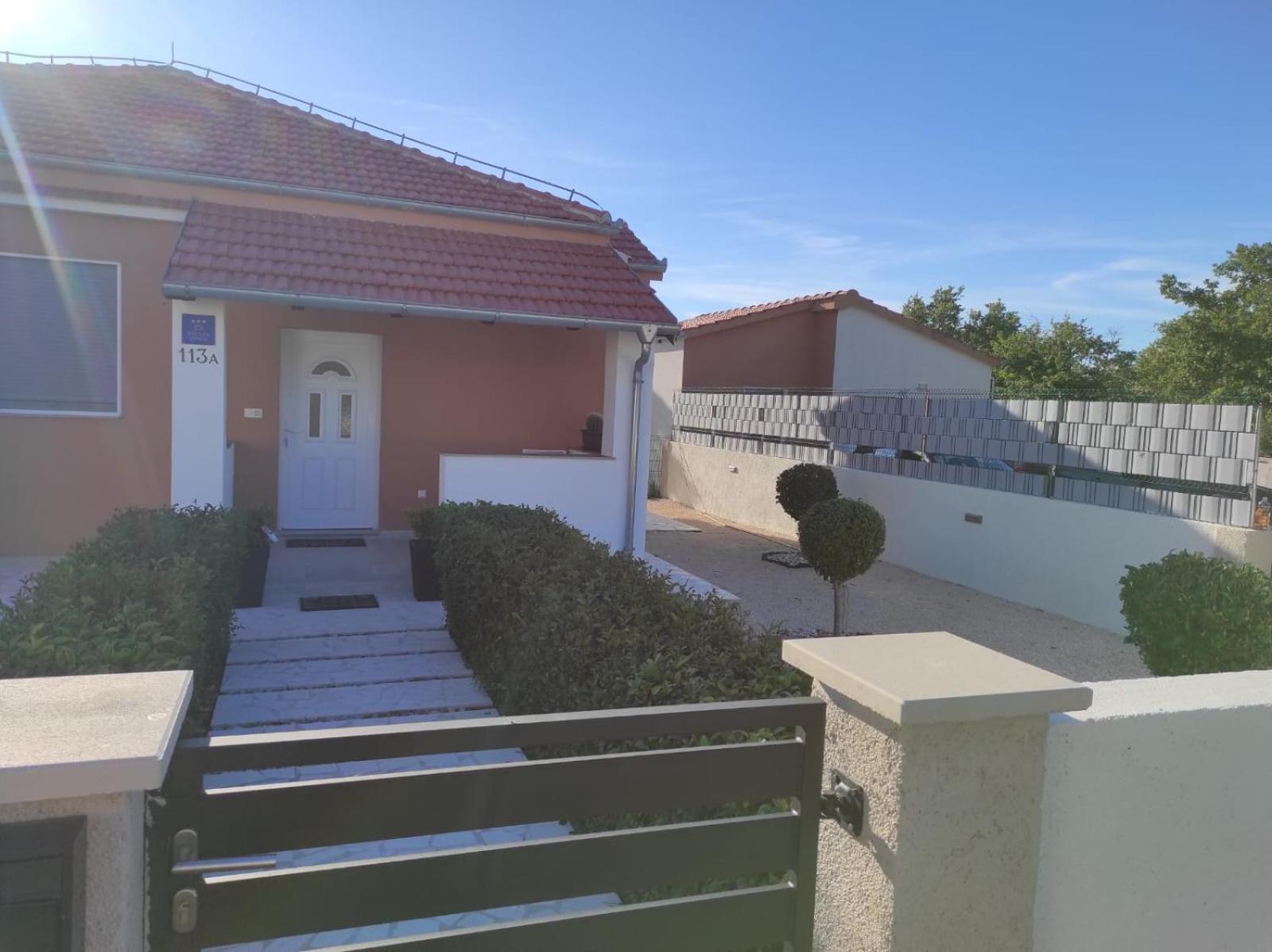 Holidayhouse Alirio With Heated Pool. Vrsi Kültér fotó